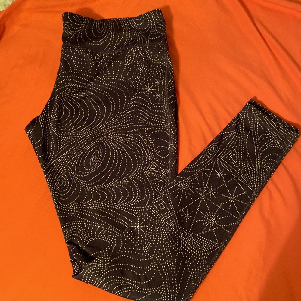 Women’s large black and white polkadot design workout leggings